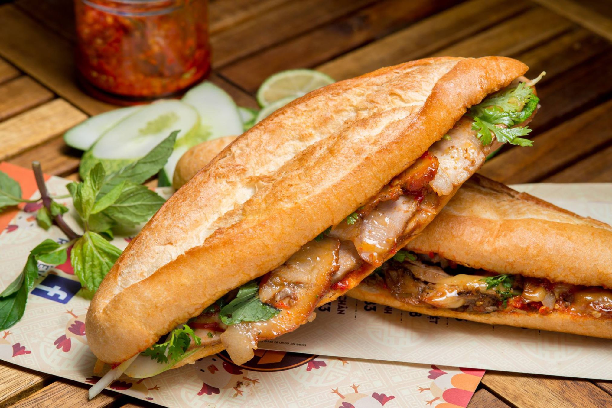 Trung bình, 1 ổ bánh mì thịt có lượng calo từ 300 – 500 kcal Trung bình, 1 ổ bánh mì thịt có lượng calo từ 300 – 500 kcal